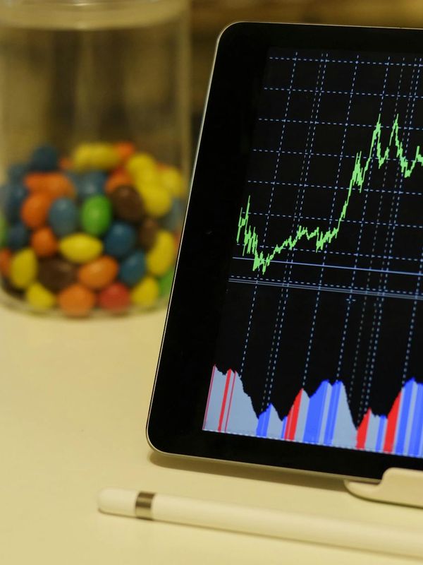 Manufacturing plant with digital financial monitoring